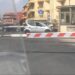 Ragusa, resta incastrato nel passaggio a livello di via Paestum: multato