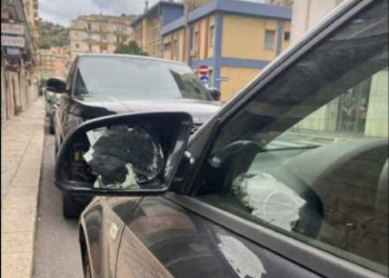 Via Vittorio Veneto a Modica, auto danneggiate dopo un raid vandalico