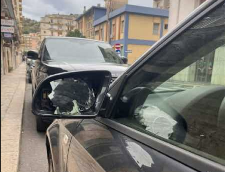Via Vittorio Veneto a Modica, auto danneggiate dopo un raid vandalico