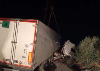 Vittoria, tir finisce fuori strada a causa dell’asfalto reso viscido dalla pioggia