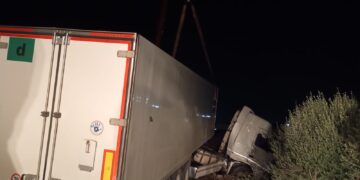 Vittoria, tir finisce fuori strada a causa dell’asfalto reso viscido dalla pioggia