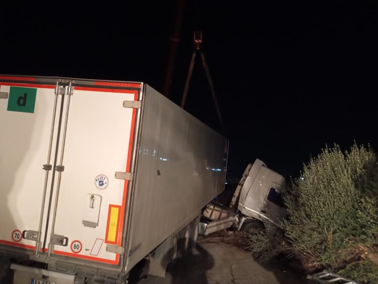 Vittoria, tir finisce fuori strada a causa dell’asfalto reso viscido dalla pioggia