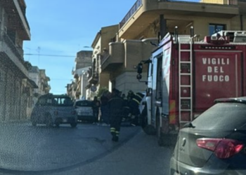 Vittoria, neonato rimane nel seggiolino dell’auto dopo che le portiere si sono bloccate: sono intervenuti i vigili del fuoco