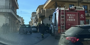 Vittoria, neonato rimane nel seggiolino dell’auto dopo che le portiere si sono bloccate: sono intervenuti i vigili del fuoco