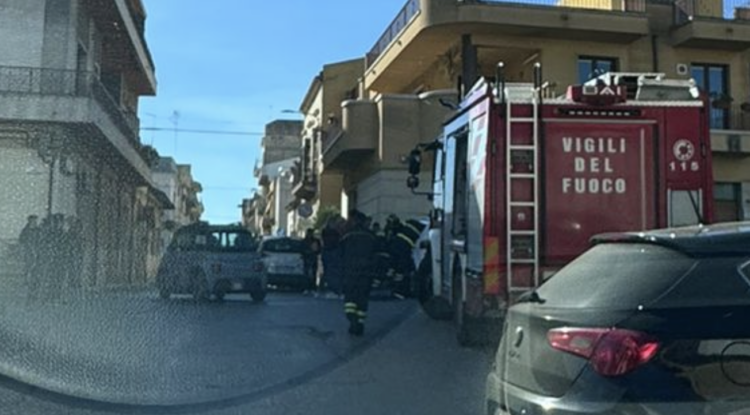 Vittoria, neonato rimane nel seggiolino dell’auto dopo che le portiere si sono bloccate: sono intervenuti i vigili del fuoco