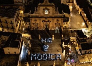 “We love Modica” con la luce degli smartphone