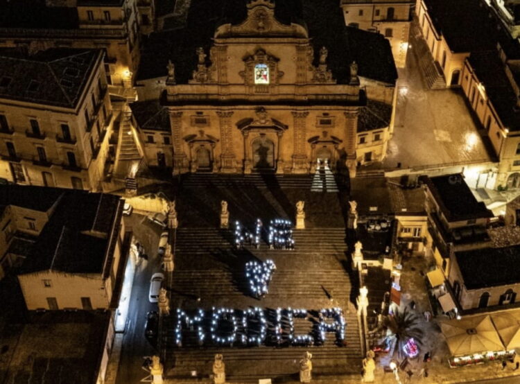 “We love Modica” con la luce degli smartphone