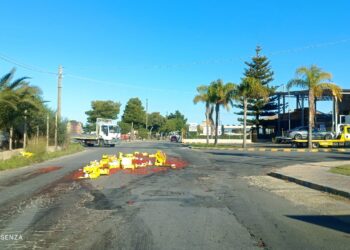 Vittoria, perde una parte del carico di prodotti ortofrutticoli. Traffico in tilt davanti al mercato