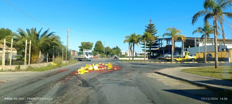 Vittoria, perde una parte del carico di prodotti ortofrutticoli. Traffico in tilt davanti al mercato