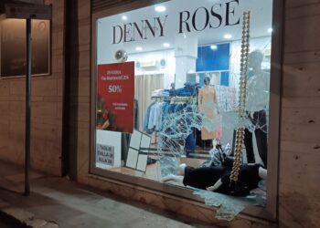 Vittoria, spaccata la vetrina di un negozio in via Matteotti: Natale da dimenticare