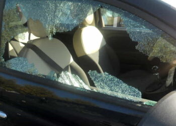 A Pedalino ladri in azione anche sotto Natale: frantumato il vetro dello sportello di un’auto per portare via una borsa