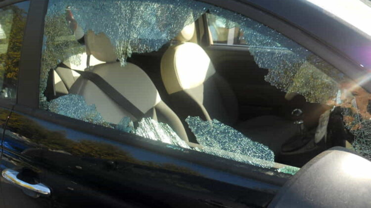 A Pedalino ladri in azione anche sotto Natale: frantumato il vetro dello sportello di un’auto per portare via una borsa