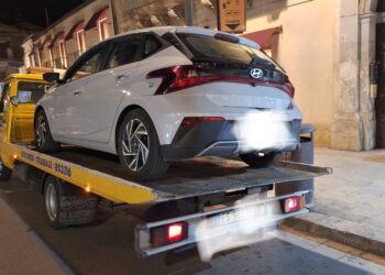 Modica, la polizia locale rimuove 11 veicoli privi di copertura assicurativa in diverse zone della città