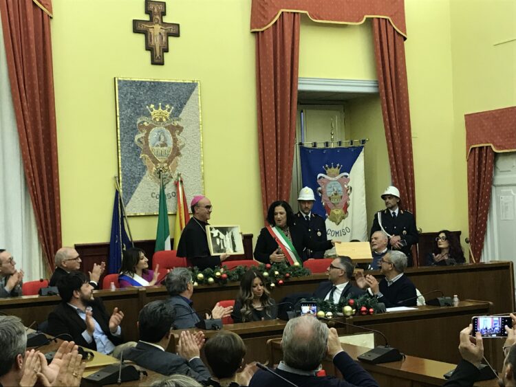 Comiso, il vescovo La Placa ricevuto in Consiglio comunale