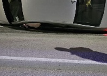 Pozzallo, Mercedes tamponata da un’Alfa si schianta su un muretto di pietra a secco e si capovolge