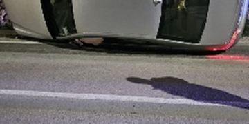 Pozzallo, Mercedes tamponata da un’Alfa si schianta su un muretto di pietra a secco e si capovolge