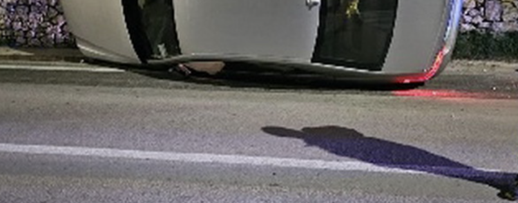 Pozzallo, Mercedes tamponata da un’Alfa si schianta su un muretto di pietra a secco e si capovolge