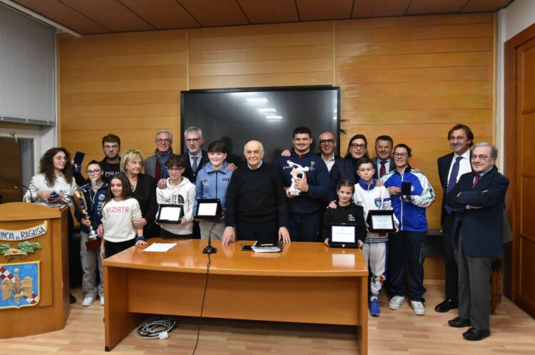 Ragusa, il trofeo Padua consegnato al rugbista Alberto Nicita