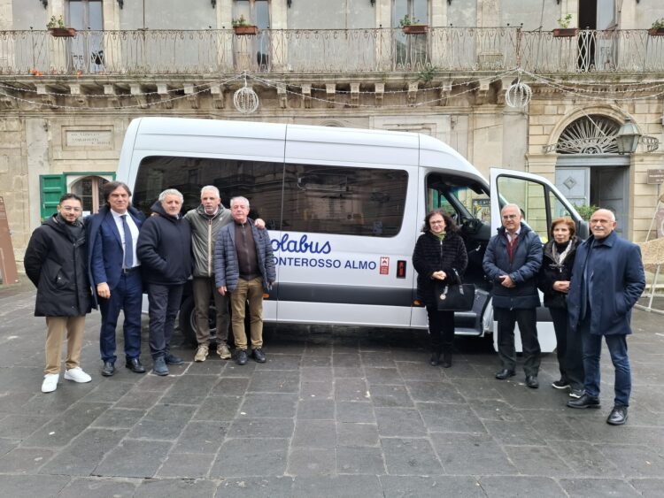 Monterosso Almo, consegnato il nuovo minibus scolastico