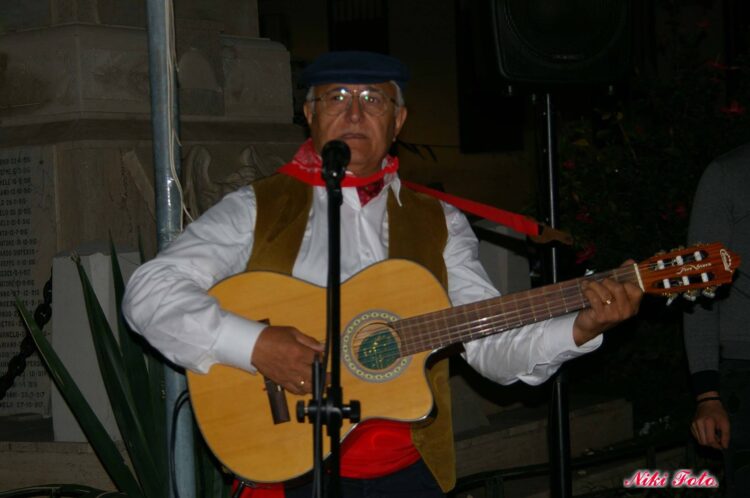 Scoglitti, chiede il formaggio da aggiungere a una pizza al trancio e lo buttano fuori dal locale minacciandolo di prenderlo a legnate