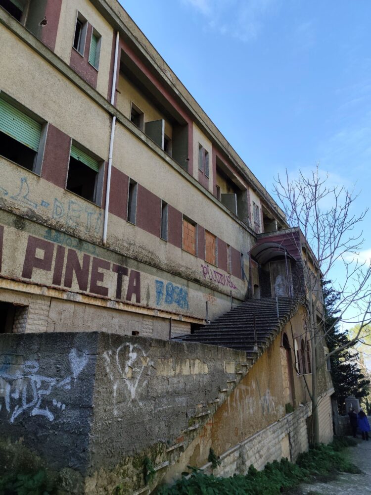 Chiaramonte, atto vandalico o cos’altro all’ex hotel La Pineta?
