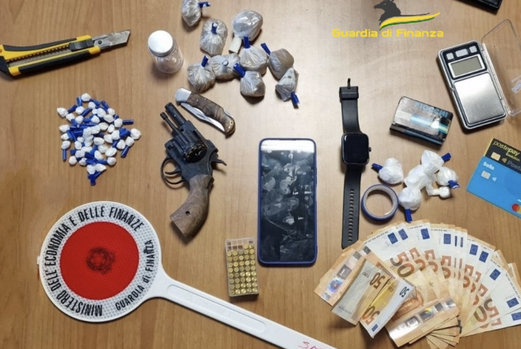 Ragusa, armi e droga nei pressi di un centro commerciale: arrestato un 50enne