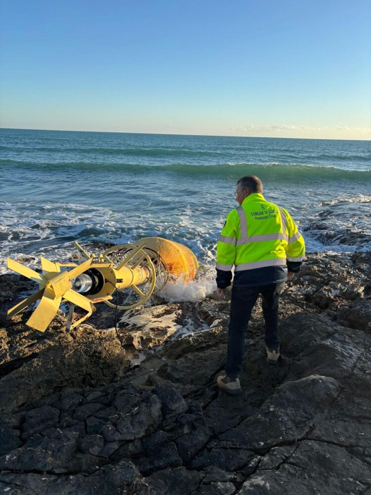 Sampieri, spiaggiata boa luminosa