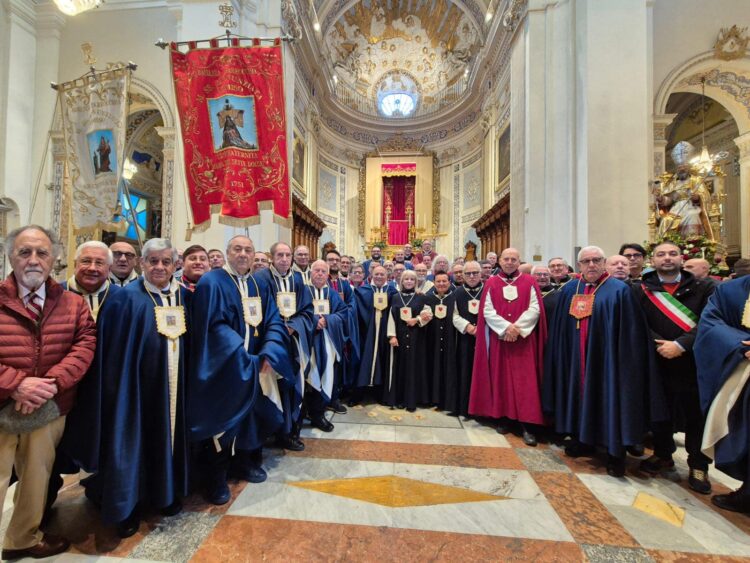 Comiso, la statua di San Biagio in processione è ritornata nella sua chiesa