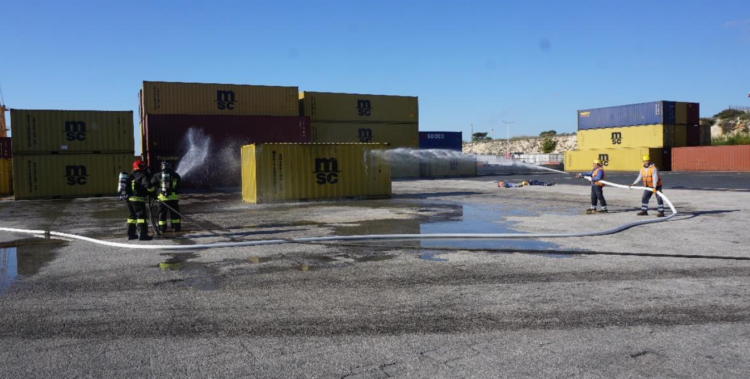 Pozzallo, container in fiamme al porto. Ma era una esercitazione anticendio