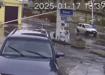 Vittoria e il maltempo, cade un palo della pubblica illuminazione e sfiora un’auto in transito