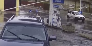 Vittoria e il maltempo, cade un palo della pubblica illuminazione e sfiora un’auto in transito