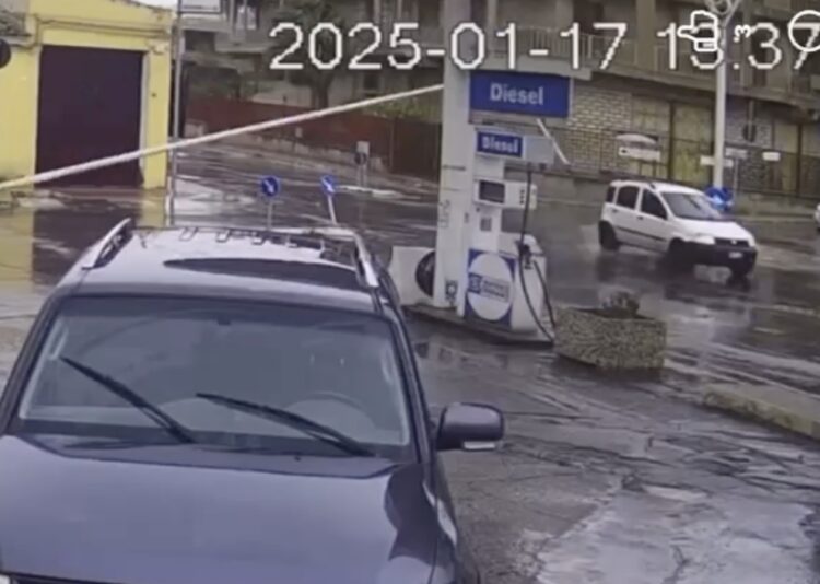 Vittoria e il maltempo, cade un palo della pubblica illuminazione e sfiora un’auto in transito