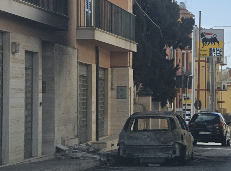 Pozzallo, auto incendiata in via Mario Rapisardi
