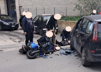 Vittoria, scorge volante della polizia e accelera per eludere il controllo: incidente contro un’auto. Minore in prognosi riservata