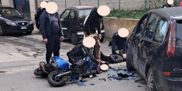 Vittoria, scorge volante della polizia e accelera per eludere il controllo: incidente contro un’auto. Minore in prognosi riservata