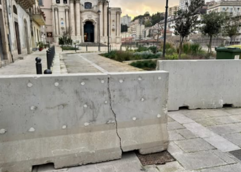 Modica, sempre chiusa la piazzetta antistante la basilica Madonna delle Grazie. Sbotta il parroco