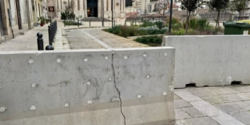 Modica, sempre chiusa la piazzetta antistante la basilica Madonna delle Grazie. Sbotta il parroco