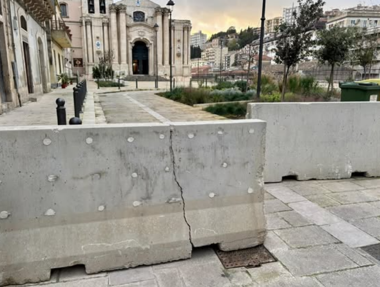 Modica, sempre chiusa la piazzetta antistante la basilica Madonna delle Grazie. Sbotta il parroco