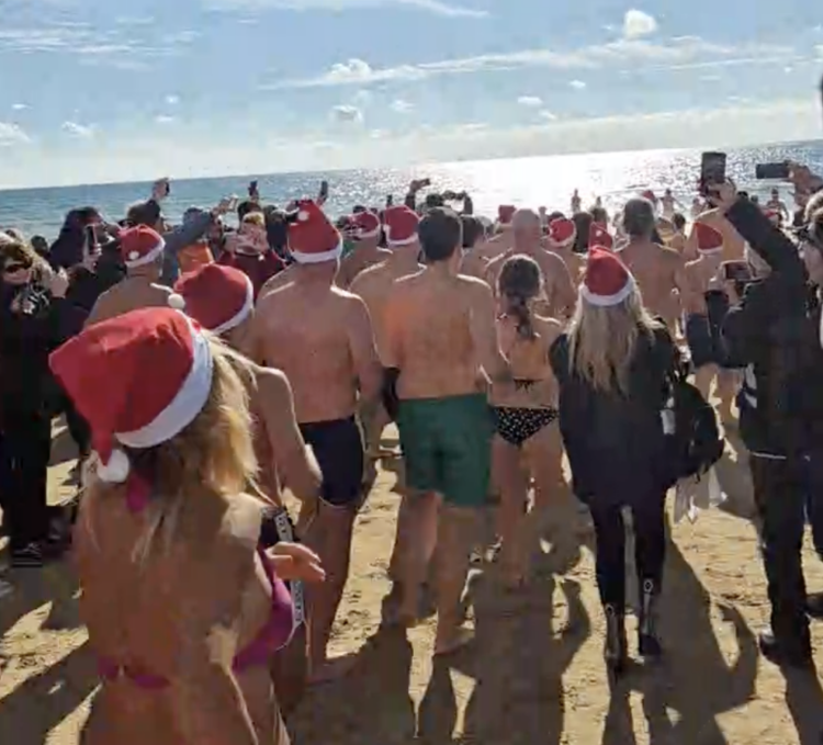 Marina di Ragusa, questa mattina c’è stato il tuffo di Capodanno