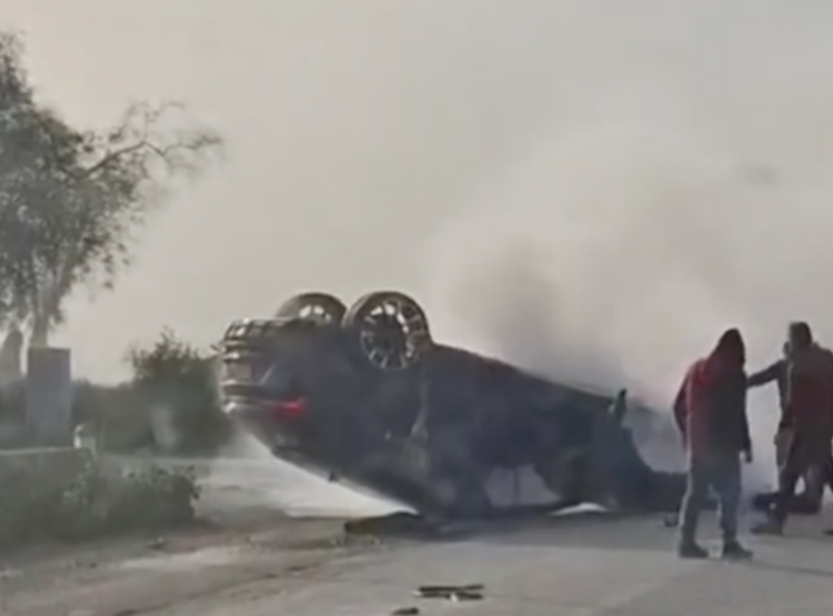 Grave incidente stradale sulla Scicli-Donnalucata, auto si capovolge e s’incendia