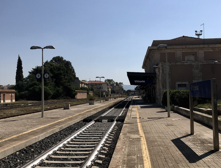 Vittoria, sospeso il servizio ferroviario. Un uomo è rimasto ferito