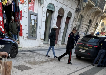 Vittoria, extracomunitario dà in escandescenze e danneggia auto parcheggiate: preso in via Cavour