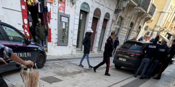 Vittoria, extracomunitario dà in escandescenze e danneggia auto parcheggiate: preso in via Cavour