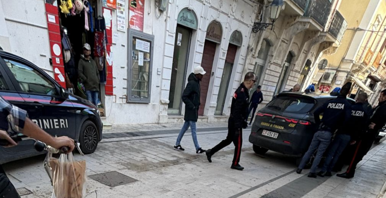 Vittoria, extracomunitario dà in escandescenze e danneggia auto parcheggiate: preso in via Cavour