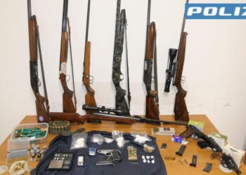 Vittoria, arrestati due giovani trovati in possesso di droga e armi