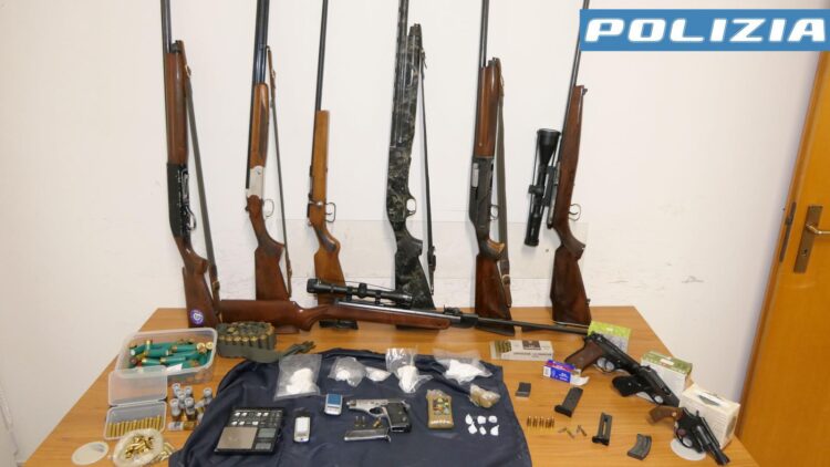 Vittoria, arrestati due giovani trovati in possesso di droga e armi