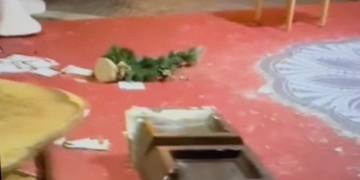 Vittoria, di male in peggio. Devastata la casa di Babbo Natale in piazza