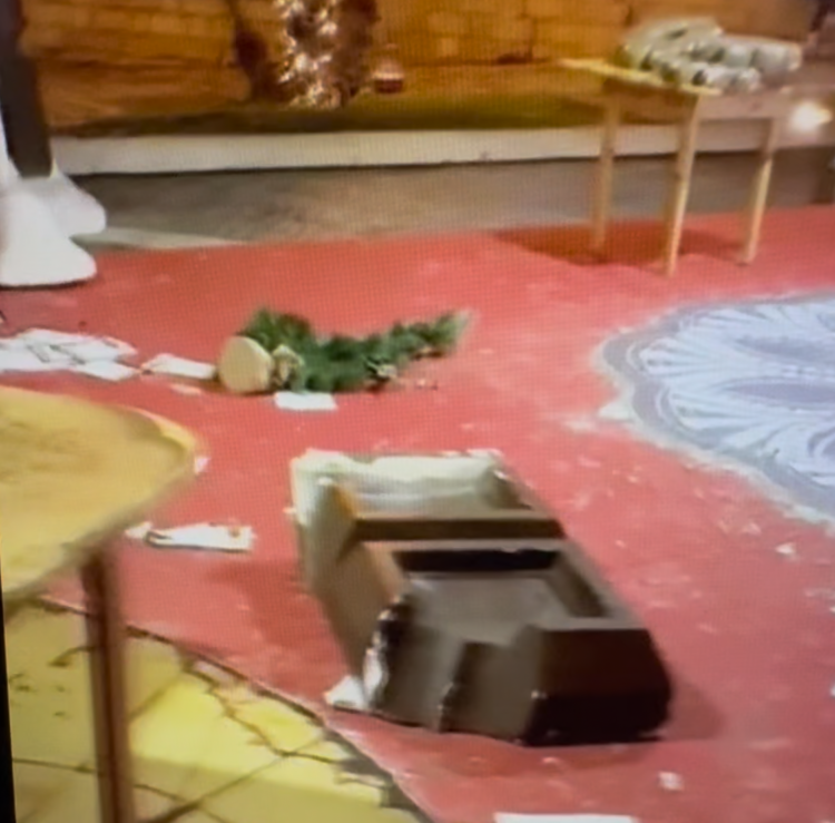 Vittoria, di male in peggio. Devastata la casa di Babbo Natale in piazza