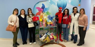 Ragusa, al Giovanni Paolo II arriva Spiderman che porta doni ai piccoli pazienti