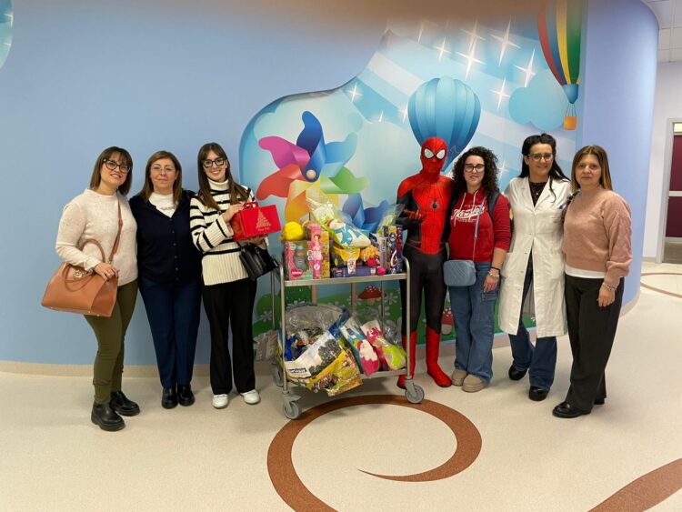 Ragusa, al Giovanni Paolo II arriva Spiderman che porta doni ai piccoli pazienti